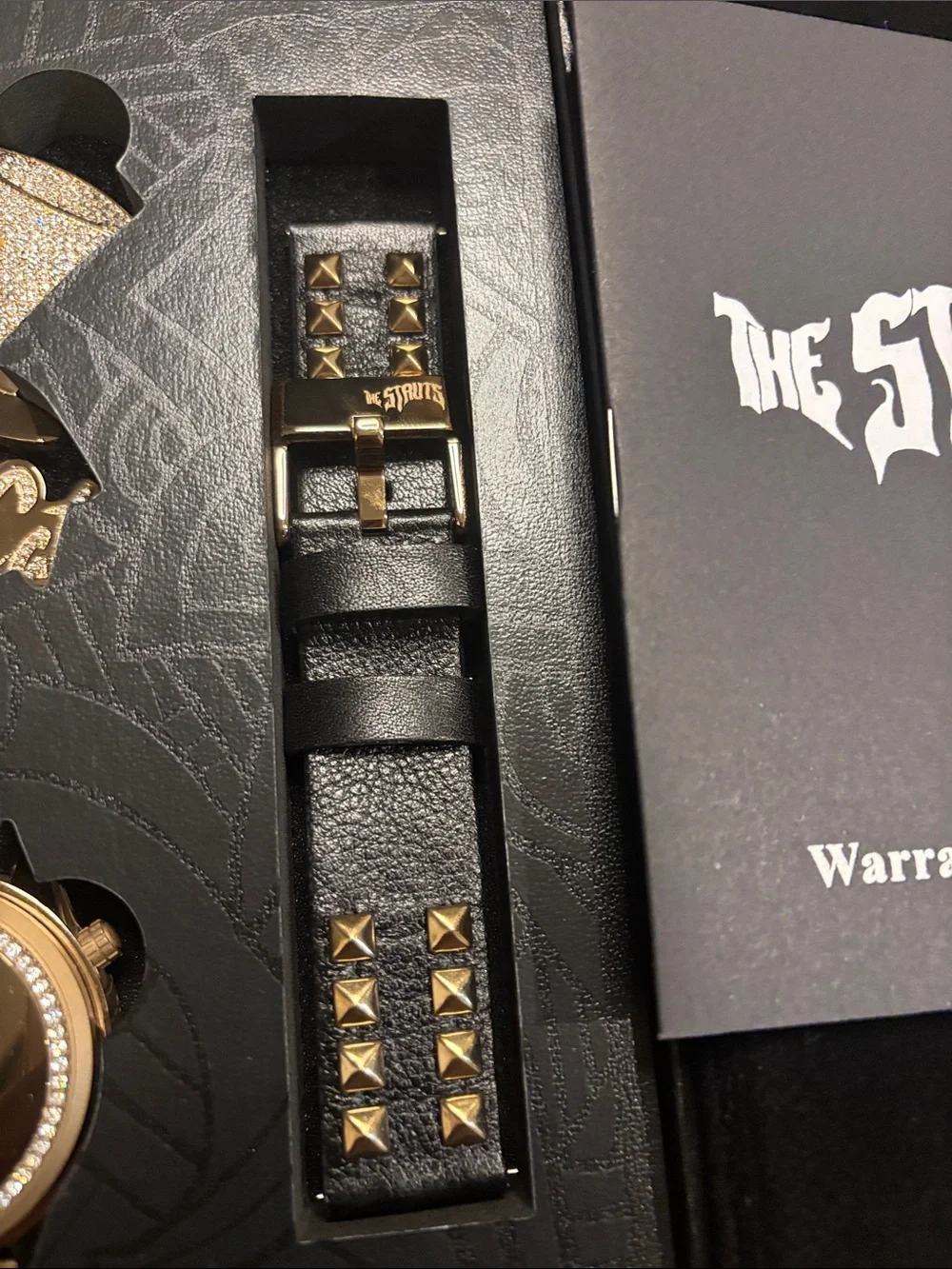 Limited edition of THE STRUTS x misfit “The time is now” watch box set